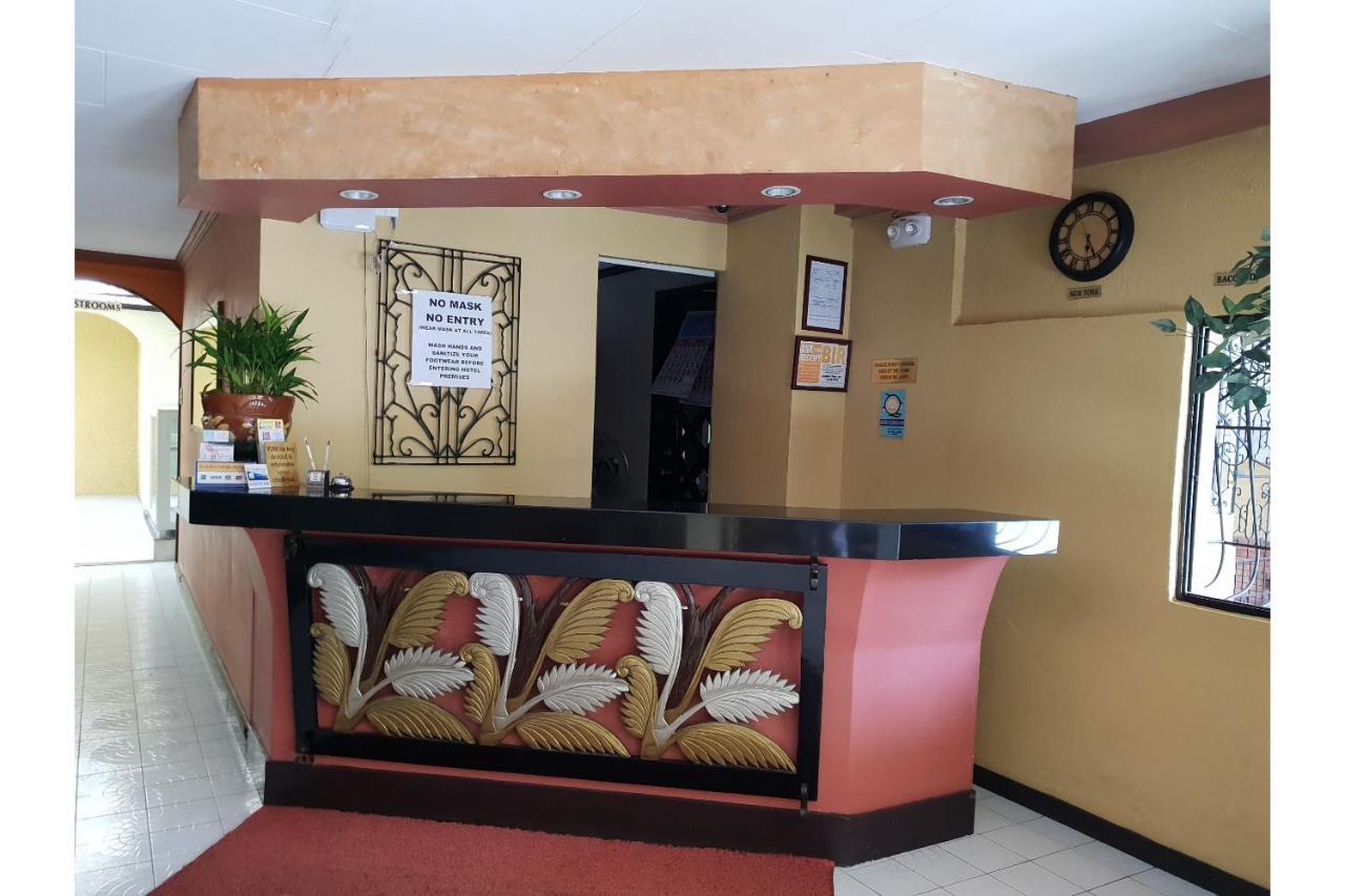 Saltimboca Tourist In Otel Bacolod Dış mekan fotoğraf
